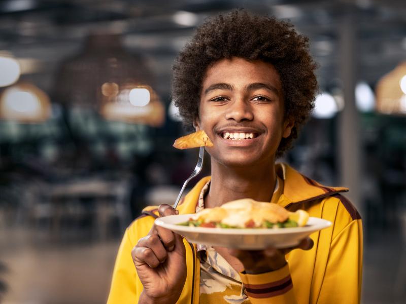 Som IKEA Family medlem kan du hver onsdag frit vælge fra udvalget af varme retter, og spise en hel hovedret til halv pris. Du skal blot vise dit medlemskort, når du betaler. 