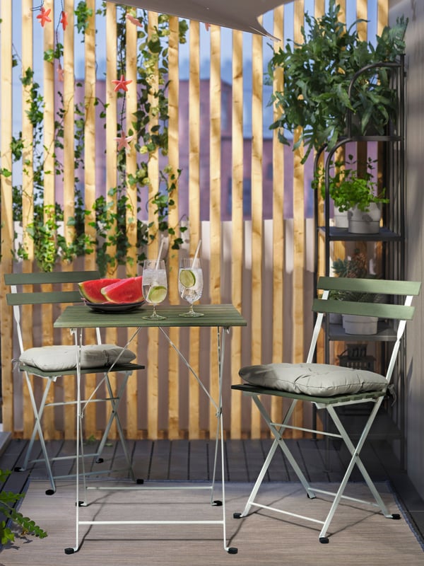 A white/green/Kuddarna grey TÄRNÖ table+2 chairs, outdoor