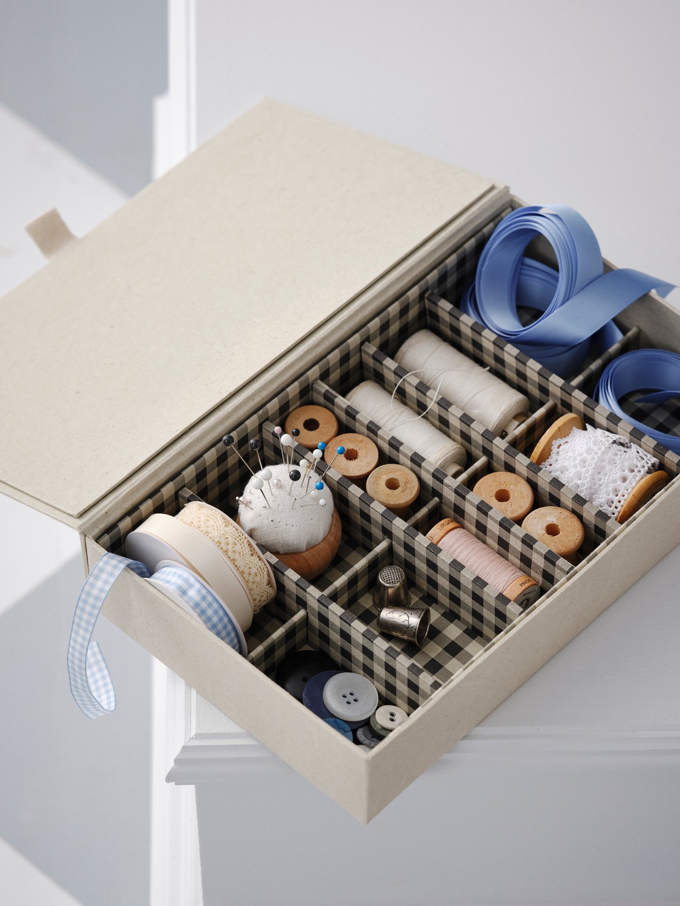 A natural colour/beige RÅGODLING box with compartments