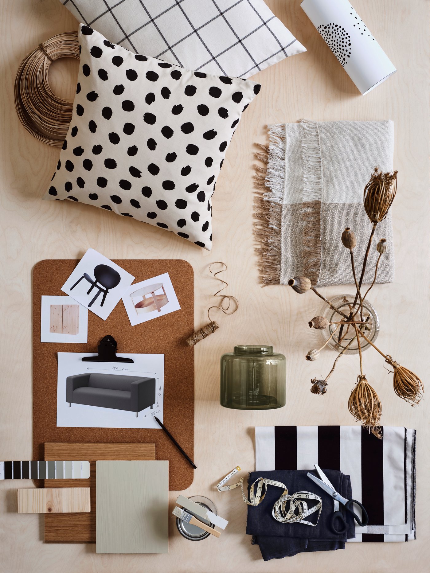 Kolaż skladający się z poduszki, wazony zdjęć i próbek materiałów.