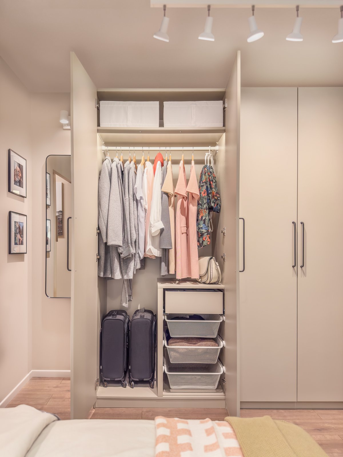 Stylowa sypialnia, z mnóstwem miejsca do przechowywania