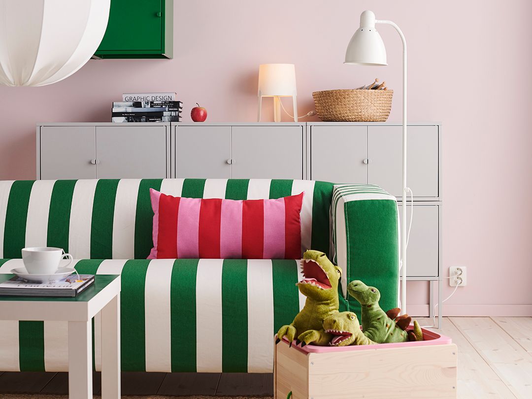 Un lampadaire/liseuse LERSTA blanc dans le salon