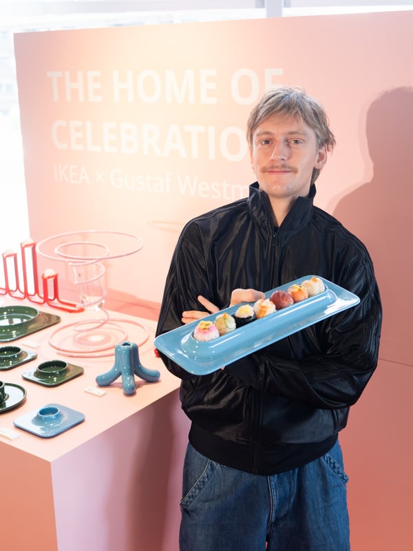 サービングプレートを持つ、Gustaf Westman氏