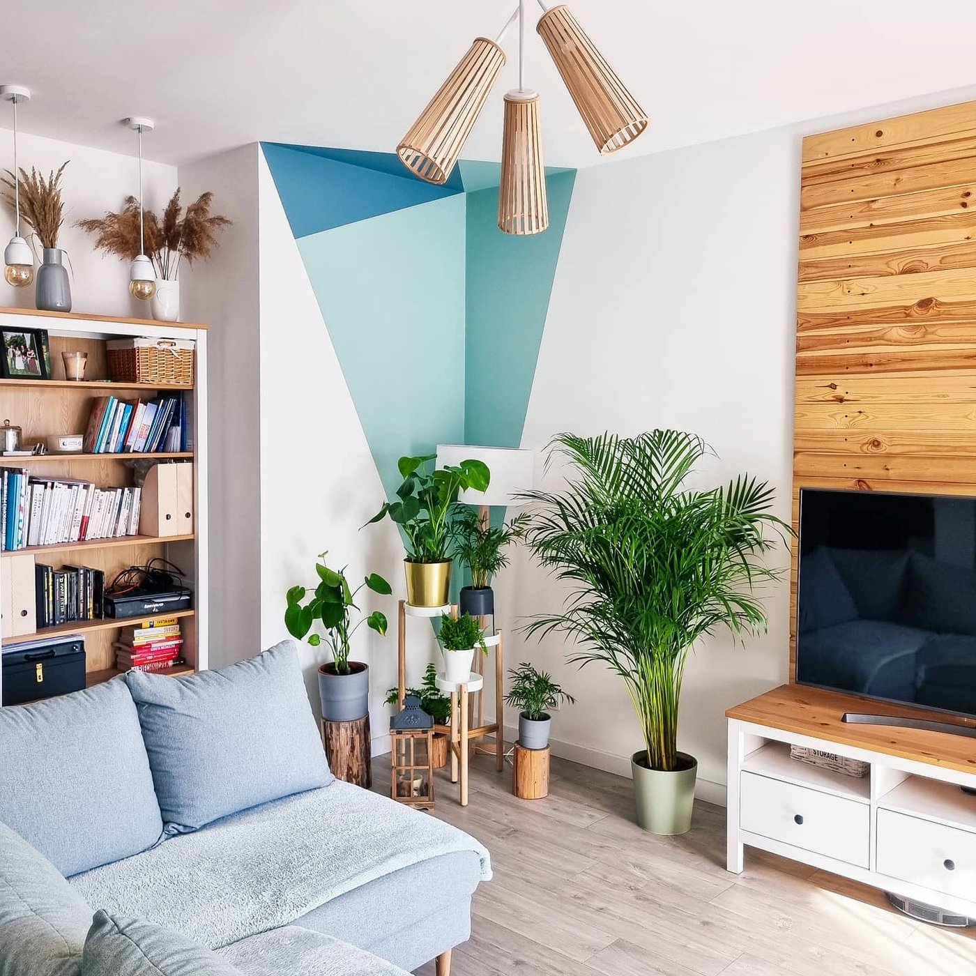 Una palmera de salón CHAMAEDOREA ELEGANS en maceta en el salón