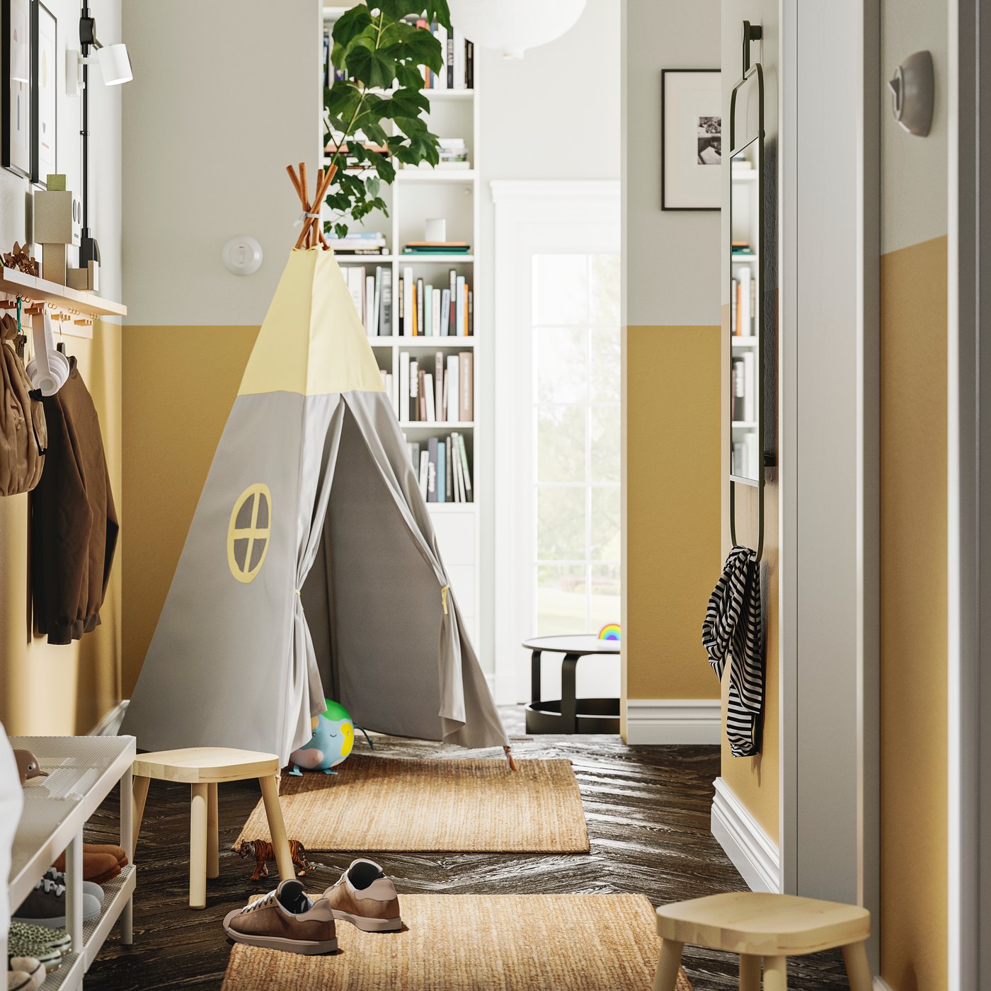 En hall med två LOHALS på golvet och en rad HÖVOLM med 6 knoppar längs väggen som rymmer väskor och hattar.