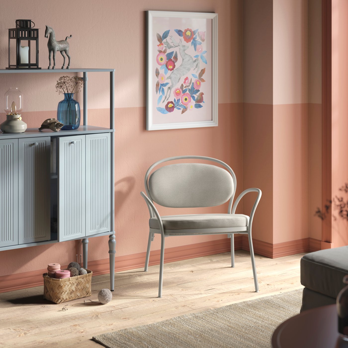 ISMANTORP stol i et lyserødt værelse