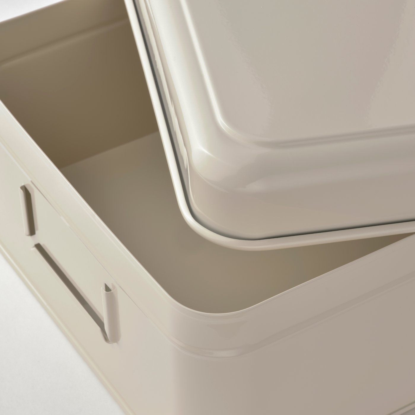 A light beige PLOGFÅRA storage box with lid