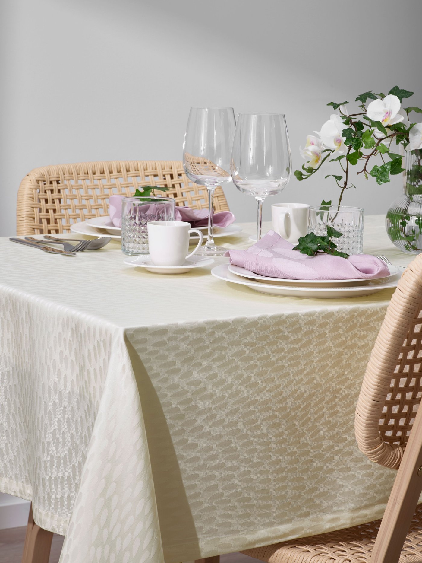 A patterned pale lilac LIGUSTER napkin