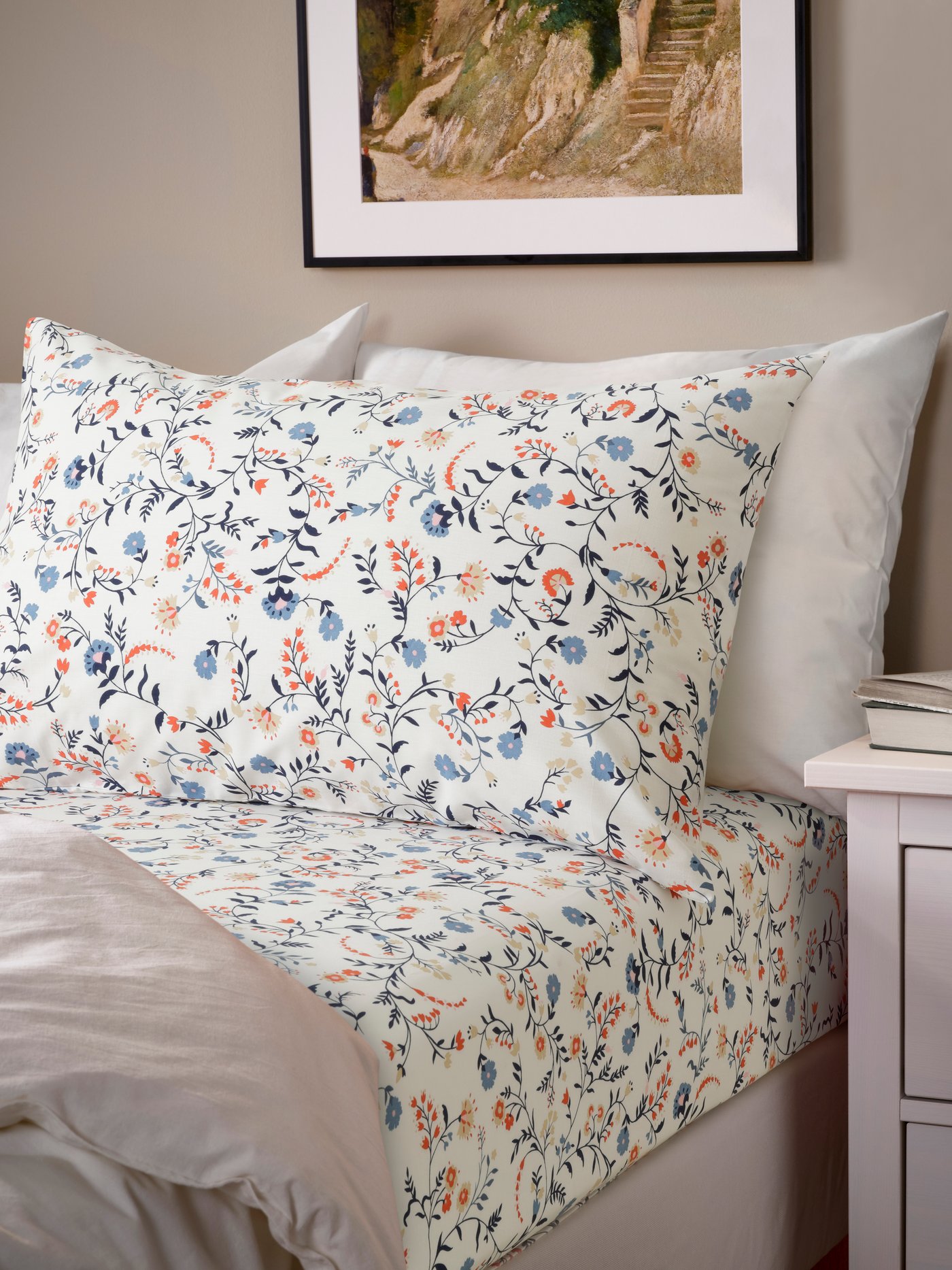 Bílo barevné prostěradlo BRUDKRUSBÄR a povlak na polštář ve stejném barevném vzoru.