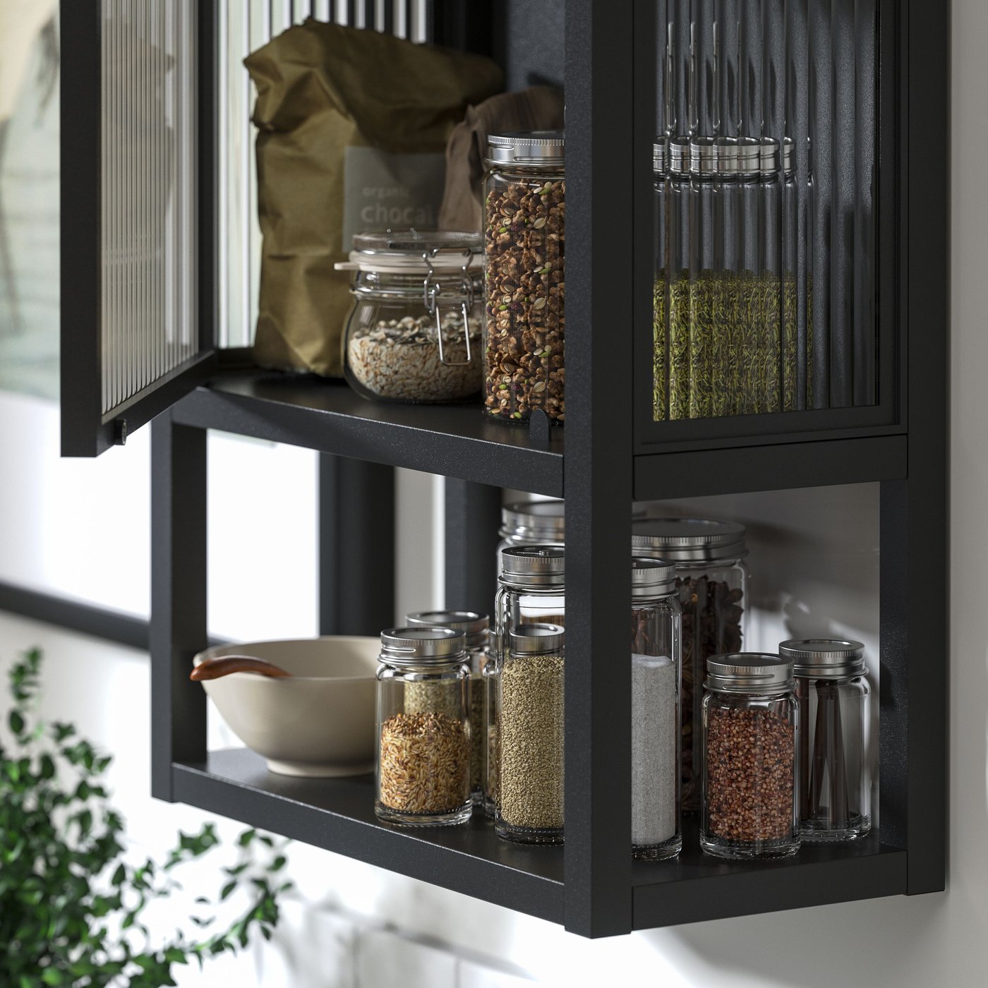 CITRONHAJ und GULDFISK Gewürzgläser sind hier in einem anthrazitfarbenen MOSSJÖN Wandschrank mit Böden/Glastür angeordnet.