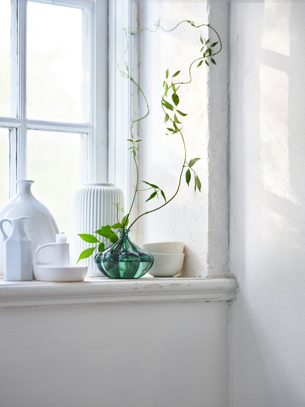 En hvid STILREN vase i vindueskarm