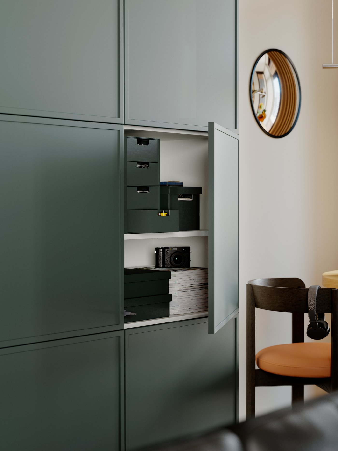 Minikomody FJÄDERHARV z dwiema szufladami oraz inne przedmioty poustawiane wewnątrz szafek BESTÅ z drzwiami. Jedne z drzwi są otwarte.