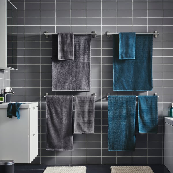 Una toalla de baño VÅGSJÖN azul oscuro