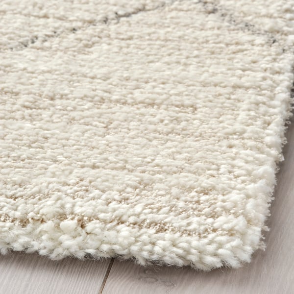 En beige TVERSTED matta, låg lugg