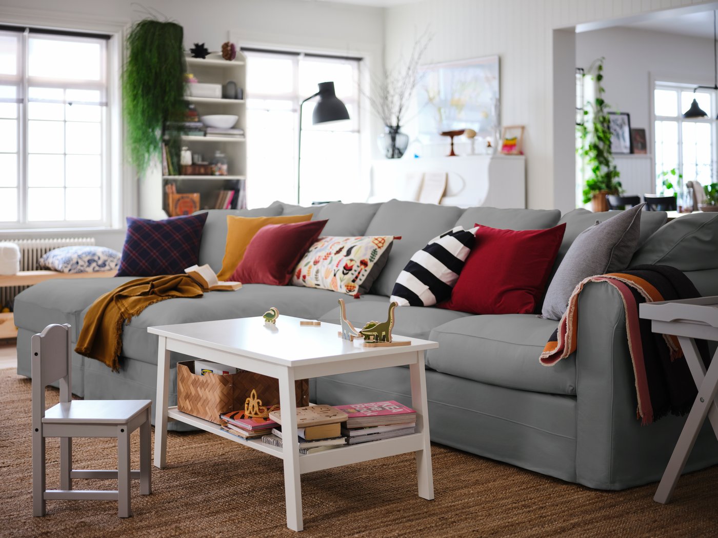 Llum de peu HEKTAR en gris fosc, amb un disseny industrial i capçal orientable, ideal per a la lectura o per crear un punt de llum focal.