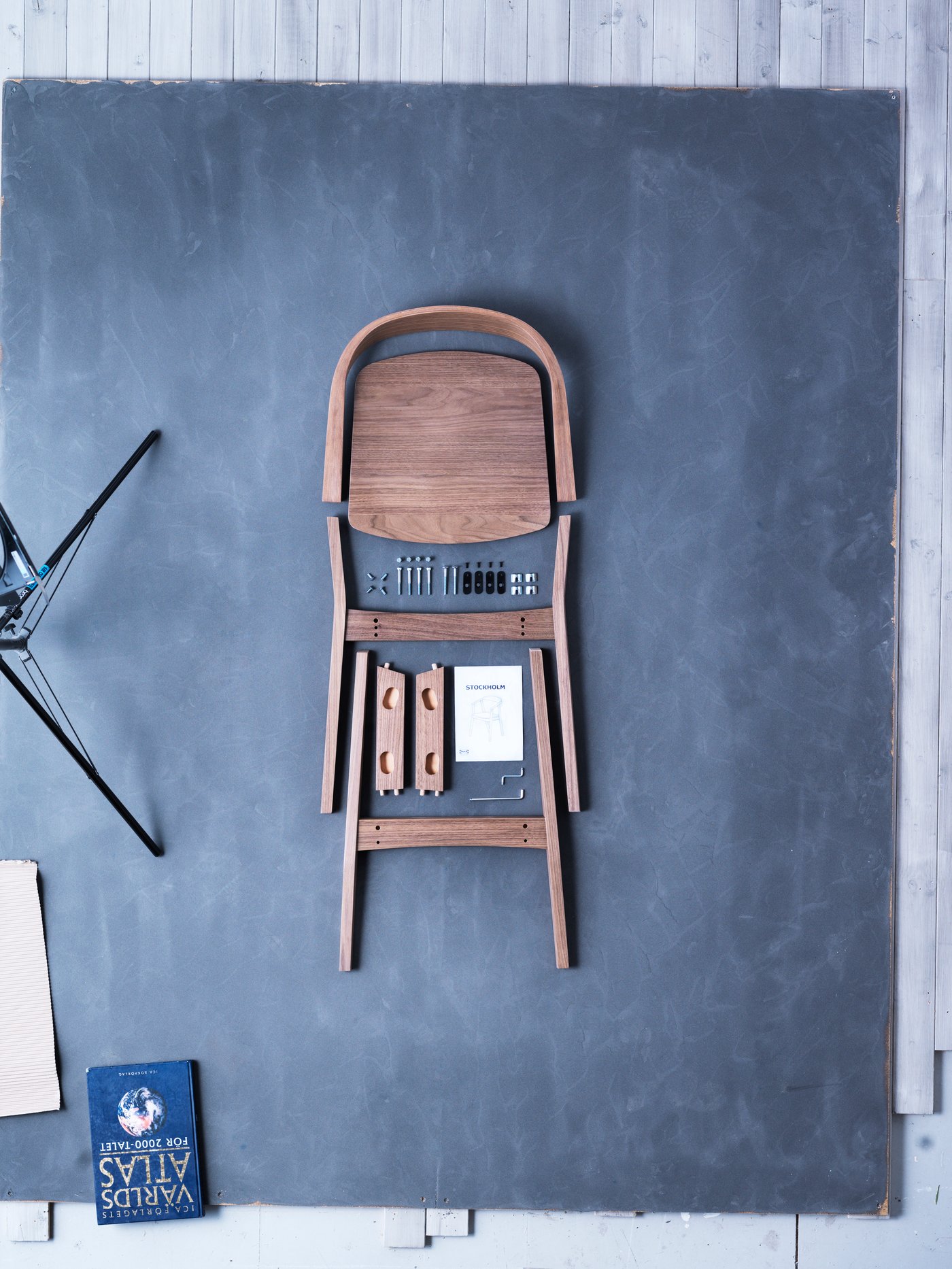 Ein Bausatz eines Stuhlas auf dem Boden.
