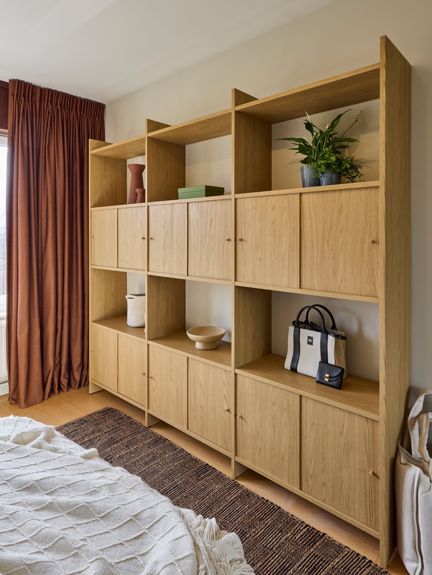 Een met 2 legplanken/eiken LÅDMAKARE opbergcombinatie met schuifdeuren