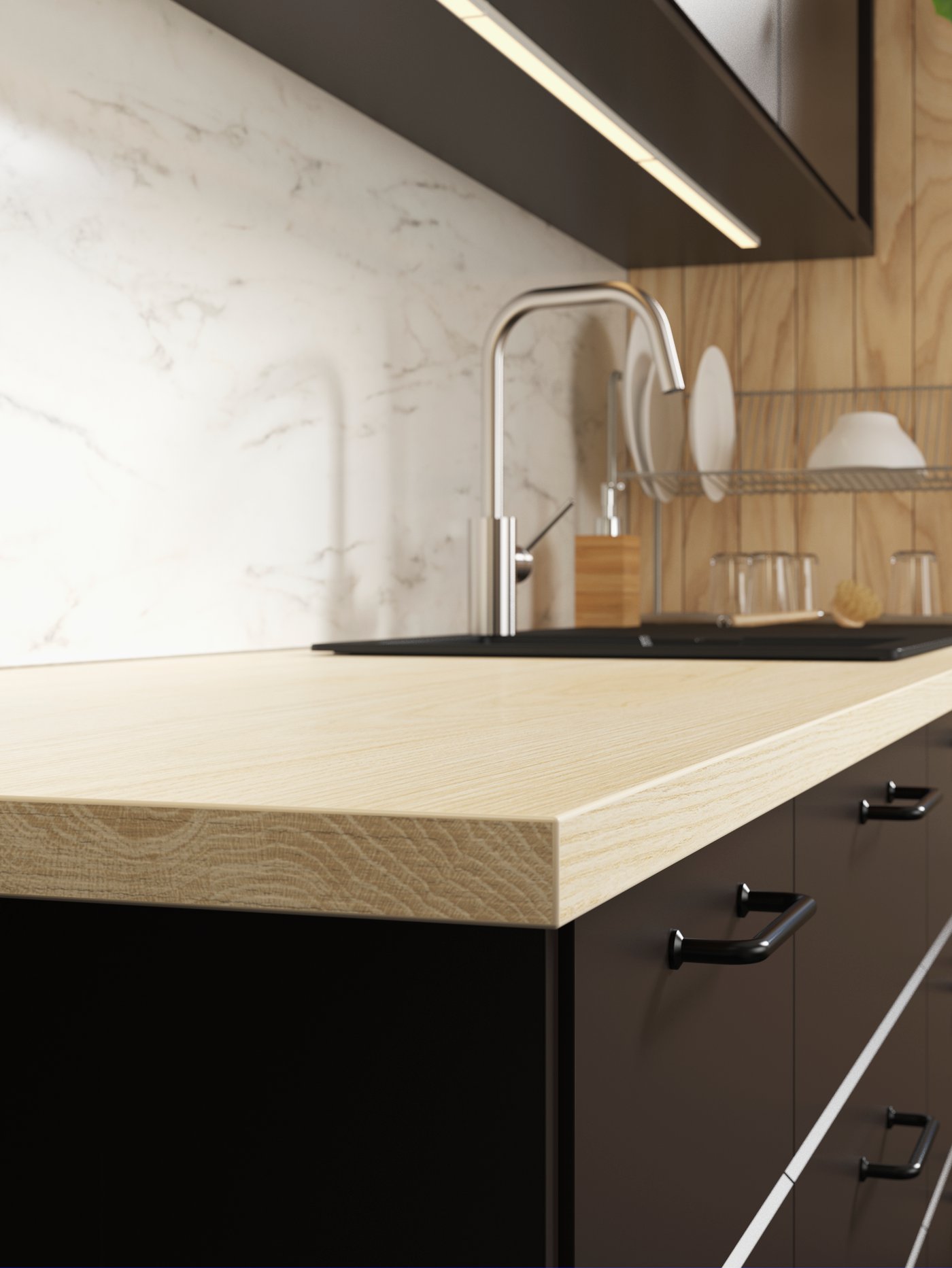 Un piano di lavoro EKBACKEN effetto frassino/laminato in cucina