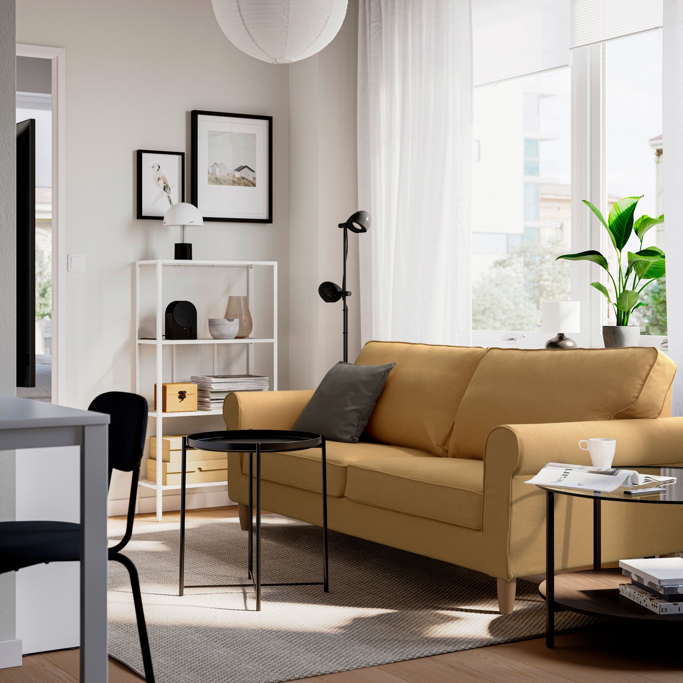 Gelbes GÄLLTOFTA Sofa in einem Wohnzimmer