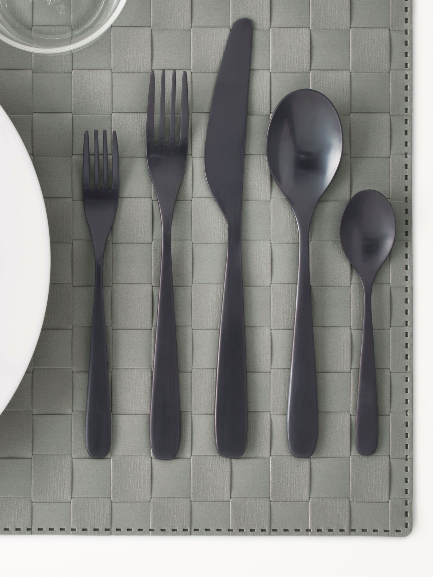 Een zwarte TILLAGD bestekset van 24 stuks