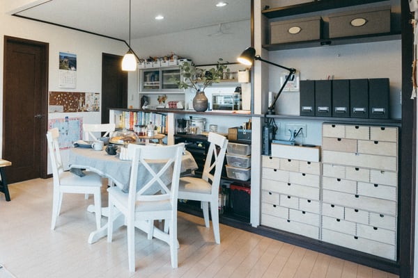 白を基調としたダイニングセットが並ぶ