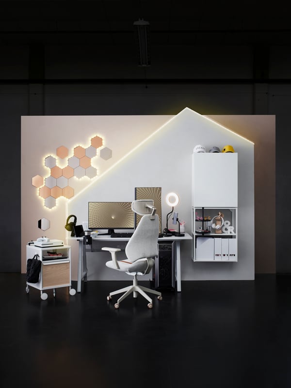 A white gaming setup with an UTESPELARE desk and a MATCHSPEL gaming chair in the centre next to a BEKANT storage unit.