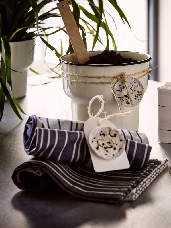 Blauw wit gestreepte servetten met een gestrikt wit label