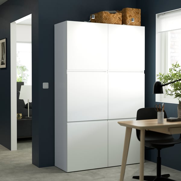 Une combinaison de rangement BESTÅ blanc/Västerviken blanc avec portes