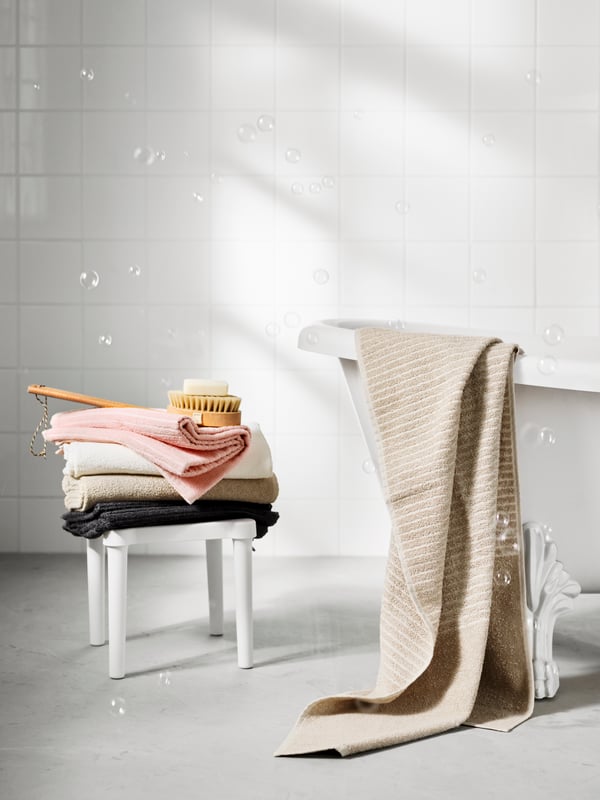 A light pink FREDRIKSJÖN bath sheet in the bathroom