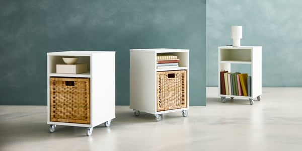 Tre comodini con due cestini in rattan BRANÄS 