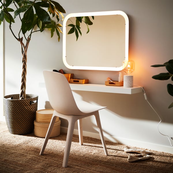 An in/outdoor dark grey/beige RÅGKORN plant pot in the bedroom