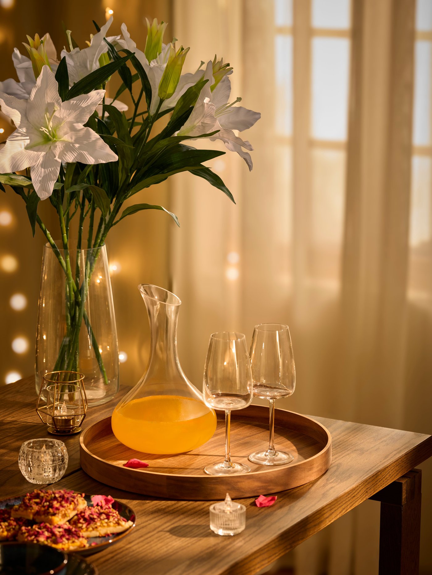 A clear glass STORSINT carafe