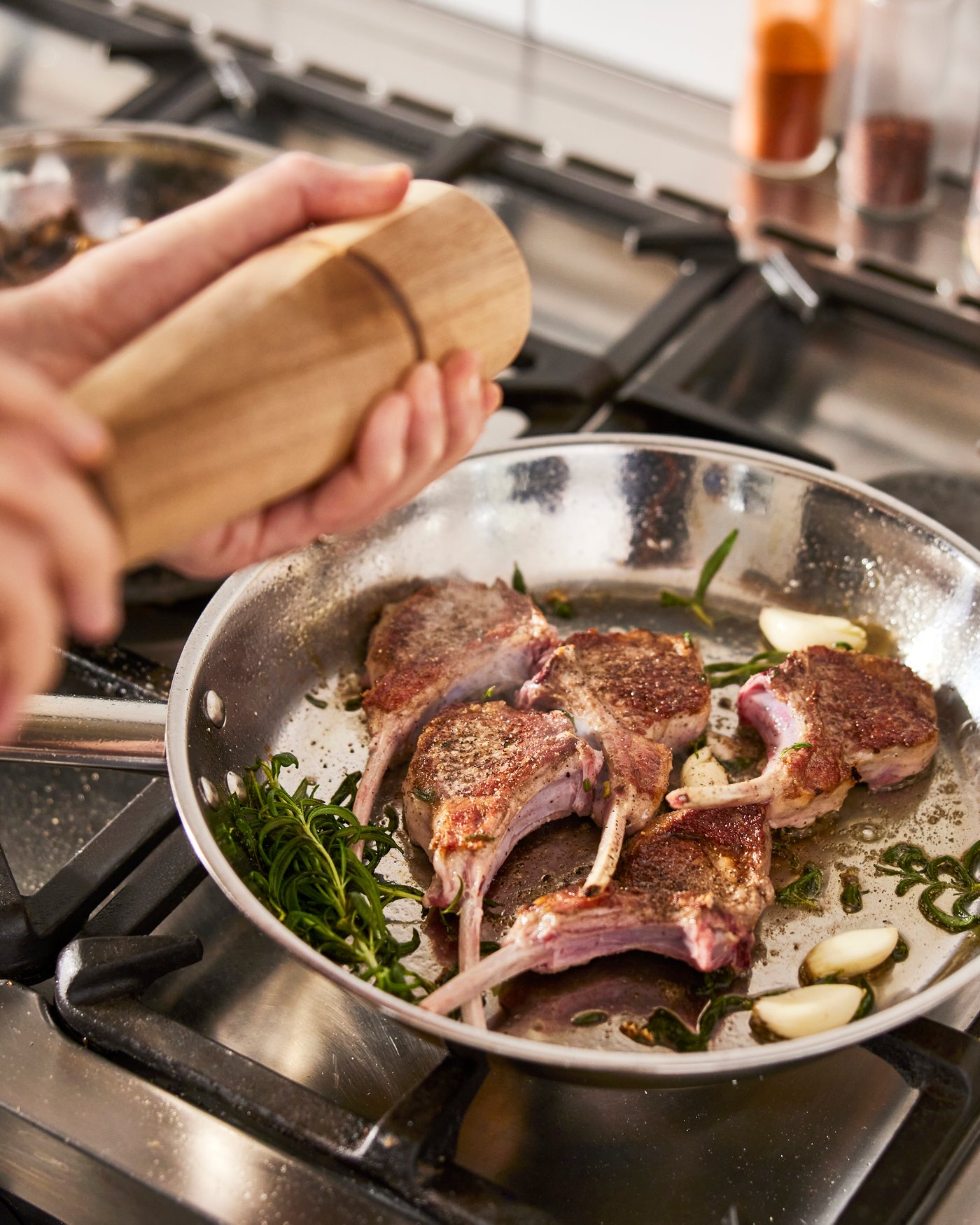 En IKEA 365+ stekepanne i rustfritt stål.