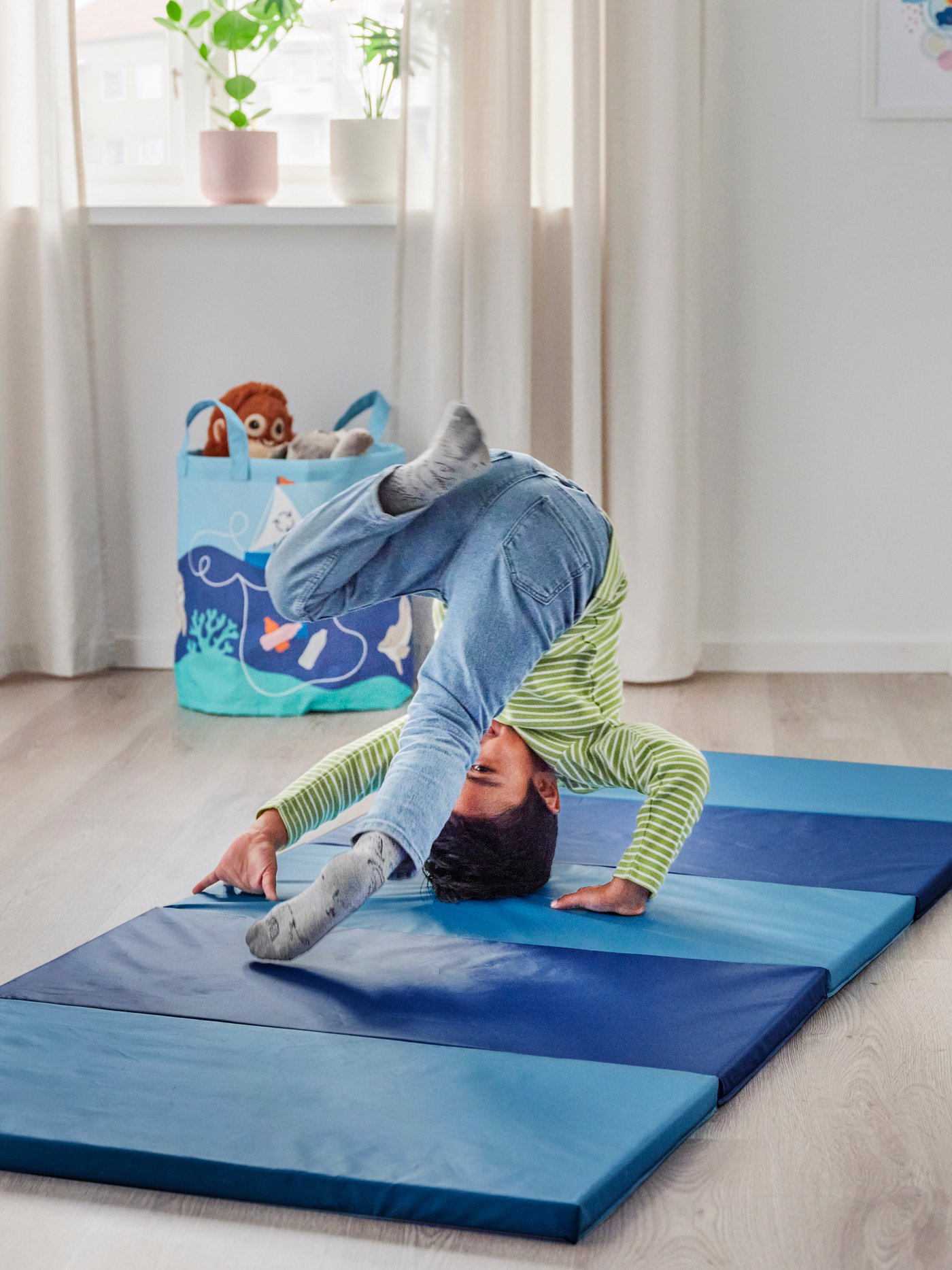 A blue PLUFSIG folding gym mat