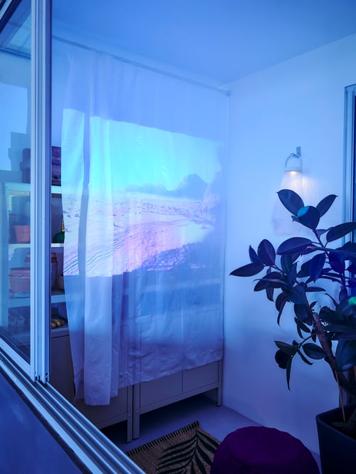 Zonă exterioară cu dulapuri pentru interior și exterior, covor cu țesătură plată, lampă de podea alimentată cu energie solară LED, plantă de casă în ghiveci, pouffe.