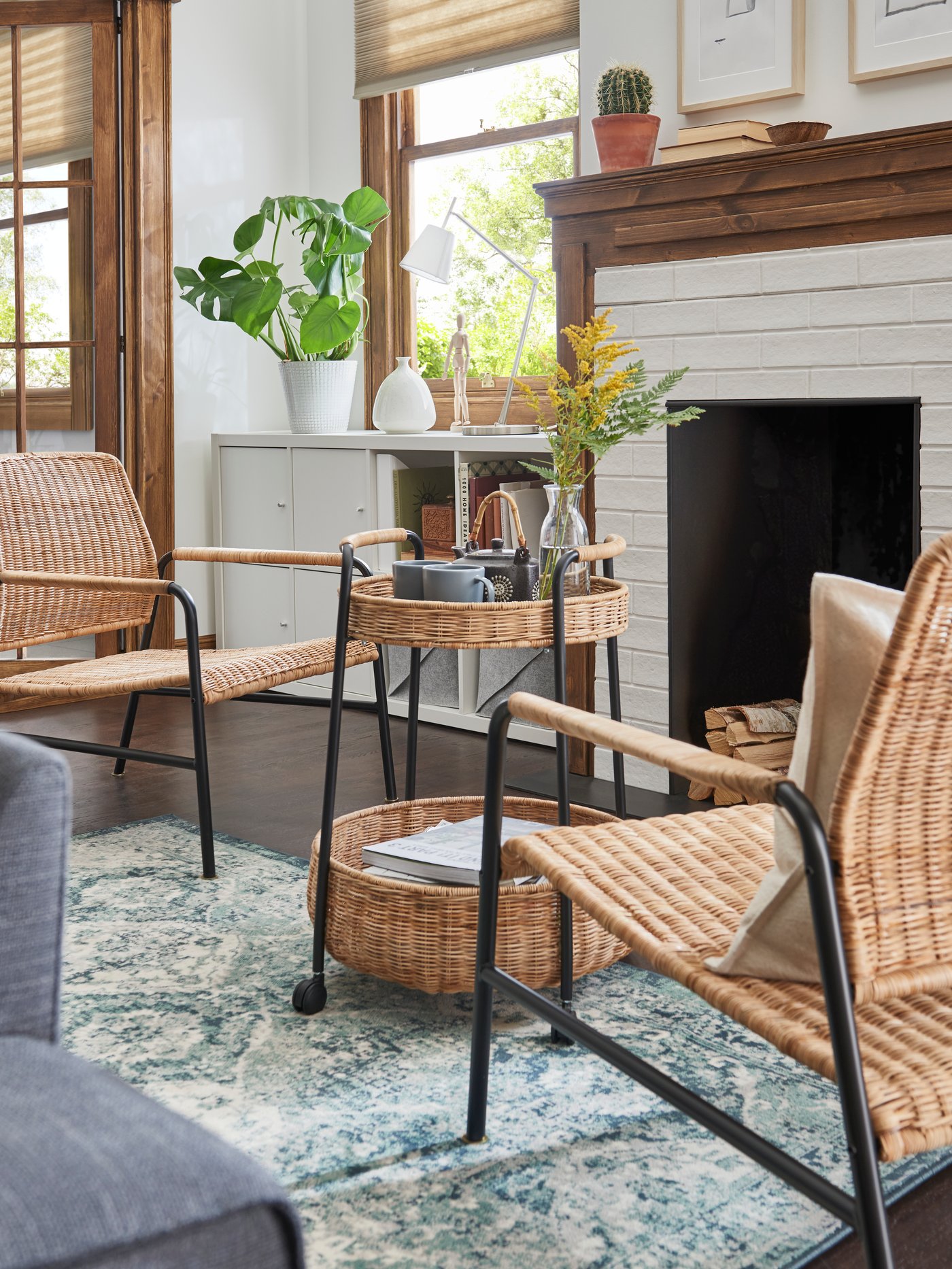 Vozík LUBBAN z proutí a oceli mezi dvěma ratanovými křesly ULRIKSBERG.