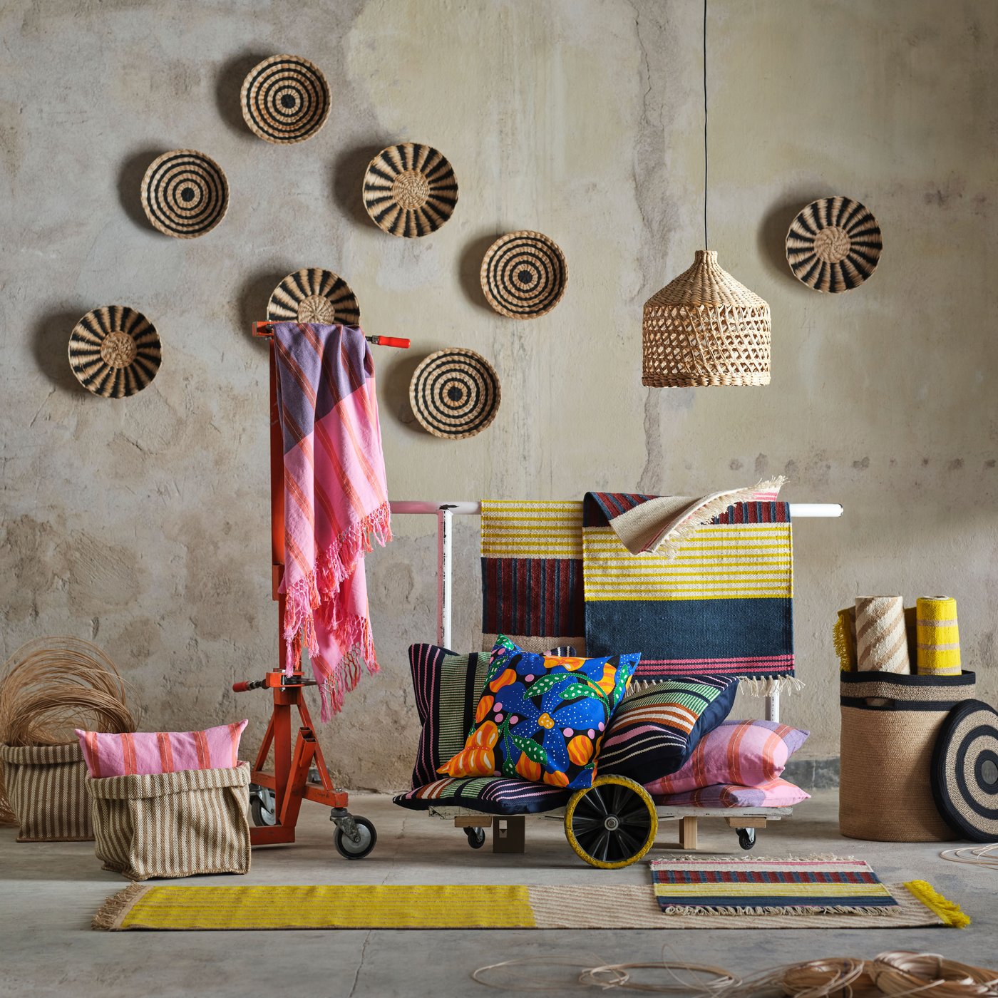 Et flerfarget/blomstermønster MÄVINN putetrekk.