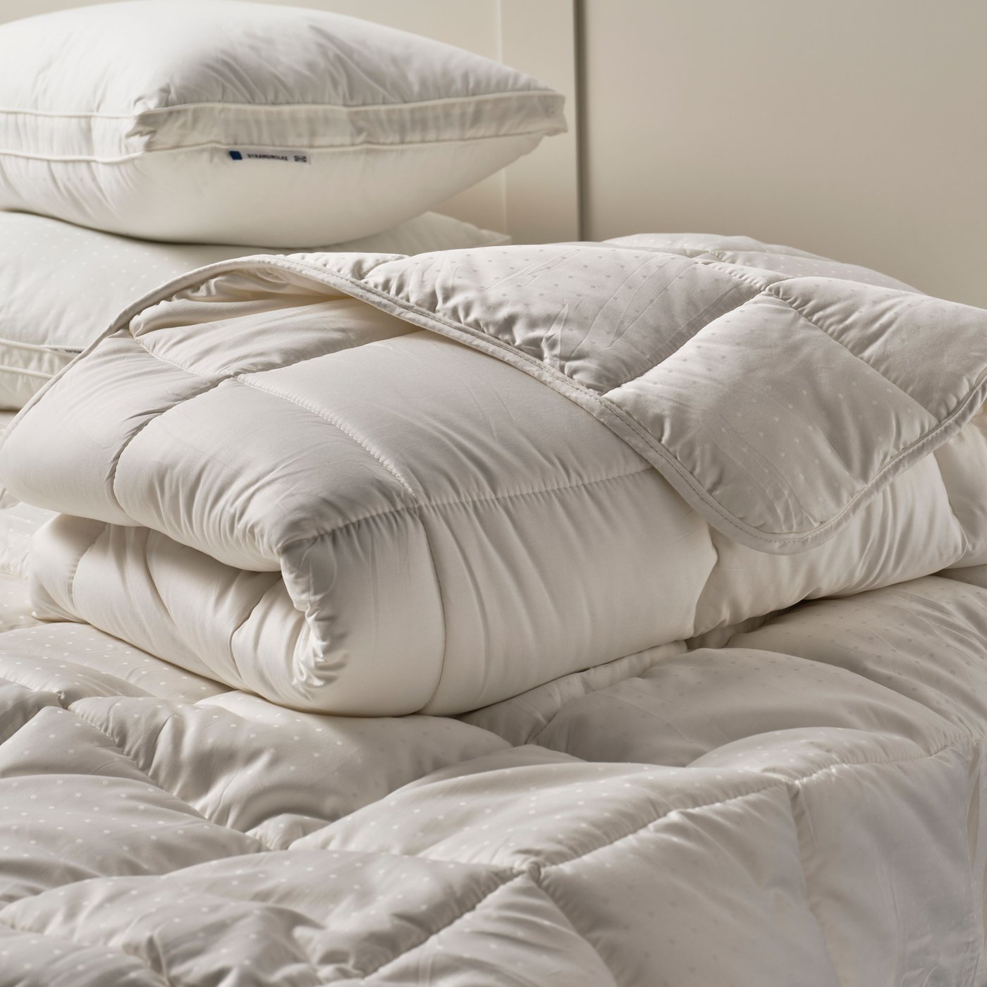 A STRANDMOLKE duvet, warm.
