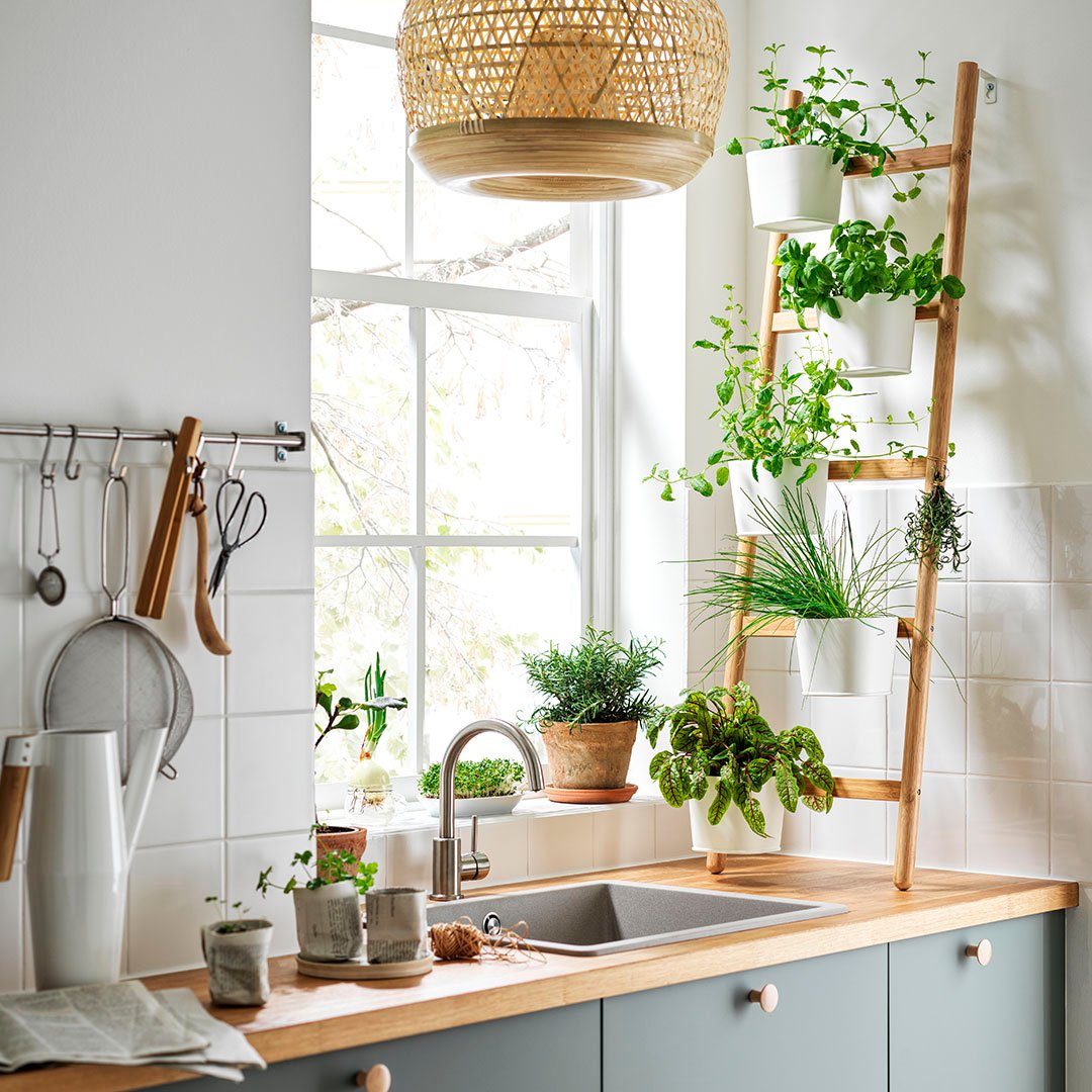 Satsumas Blumenständer in Bambus / Weiß in einer hellen Küche.