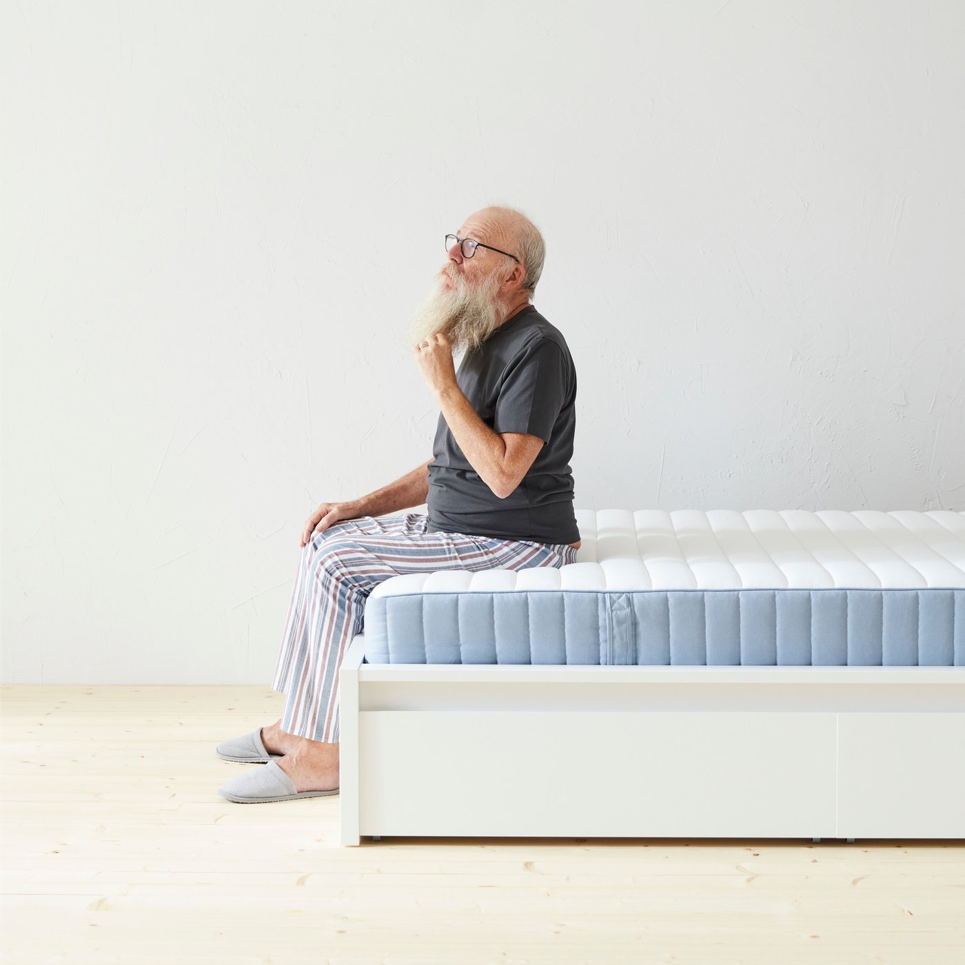 Un matelas à ressorts ensachés VALEVÅG bleu clair/bleu foncé