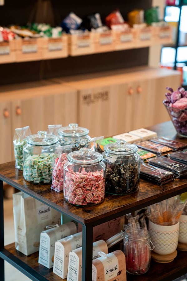 Prodotti inseriti all'interno di contenitori con coperchi VARDAGEN, ben organizzati e ben disposti sui piani di uno scaffale. 