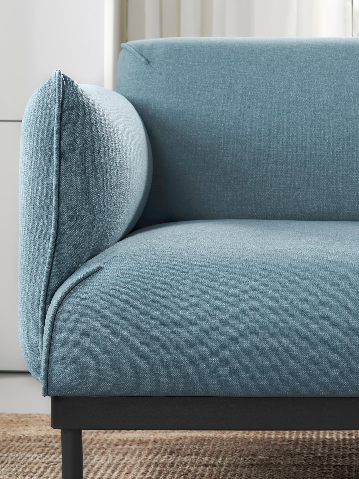 Een Gunnared lichtblauwe ÄPPLARYD 2-zitsbank