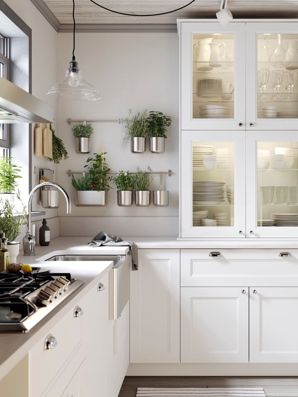 cuisine FROJERED avec rangements muraux, plantes, et facades en bamboune