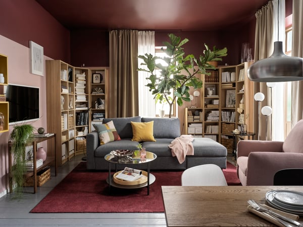 Prestatgeries cantoneres en una sala d'estar