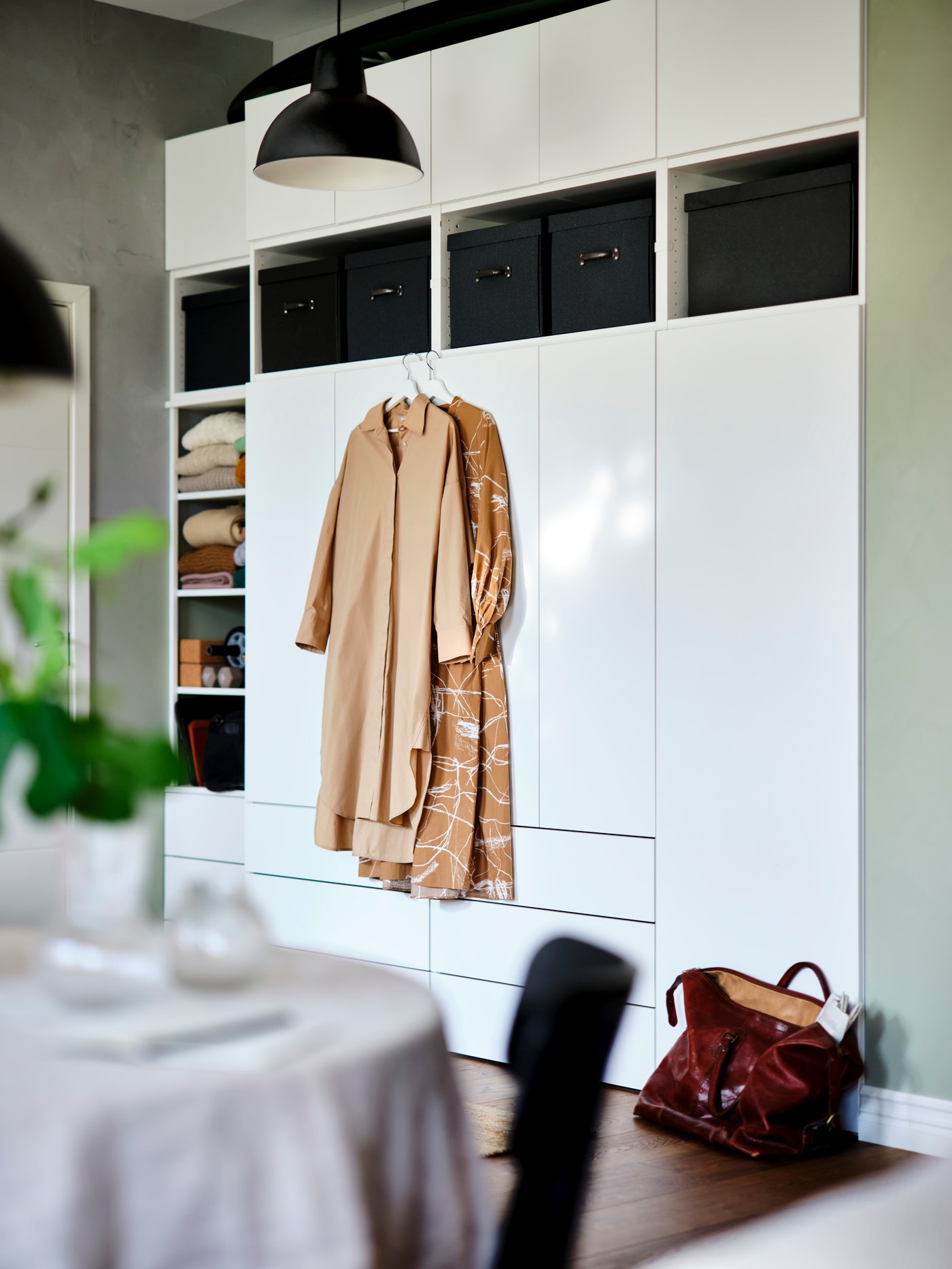 레드 색상 배경, 앞쪽에는 안에 물건이 들어 있는 화이트 수납장.