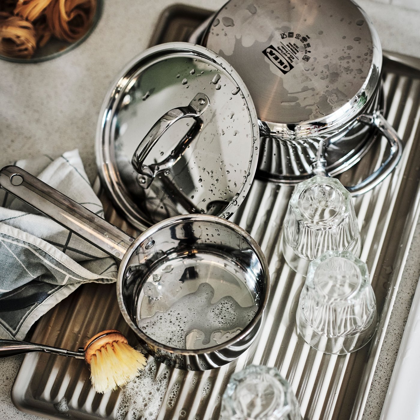 En beige/galvaniserad VÄLVÅRDAD diskavlopp