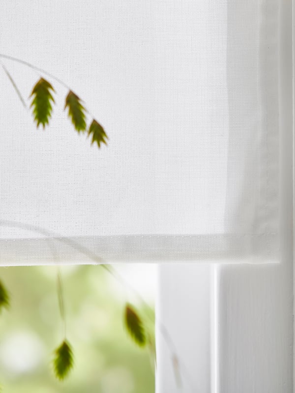 En hvit RINGBLOMMA liftgardin.
