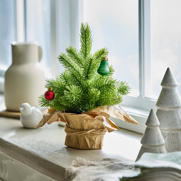 Un árbol de Navidad para interior/exterior en matera VINTERFINT verde.
