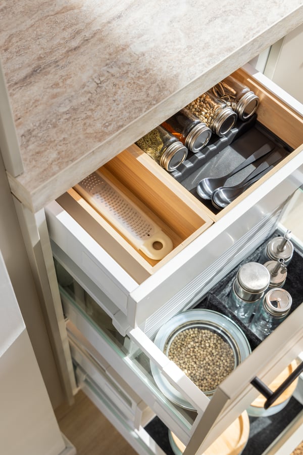 Divisori UPPDATERA utilizzati per tenere in ordine i barattoli all’interno di cassetti MAXIMERA bianchi con frontali cassetto UTRUSTA bianchi.