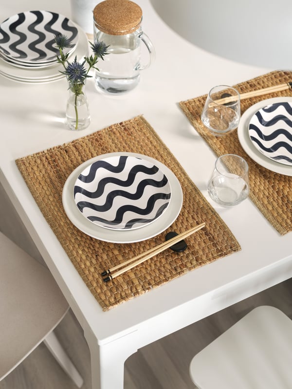 A white JANINGE chair in the dining room